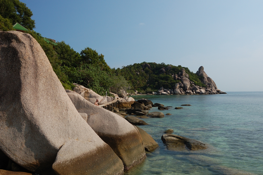 โขดหินขนาดใหญ่และทางเดินเลียบหาดที่เกาะเต่า จุดหมายในฝันของนักดำน้ำและเกาะที่สวยที่สุดในไทย