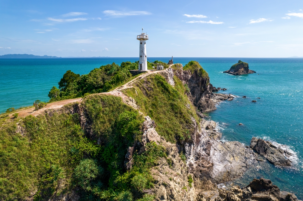 ประภาคารในอุทยานแห่งชาติหมู่เกาะลันตา บนหน้าผาที่เกาะลันตา จุดเช็คอินของเกาะที่สวยที่สุดในไทย