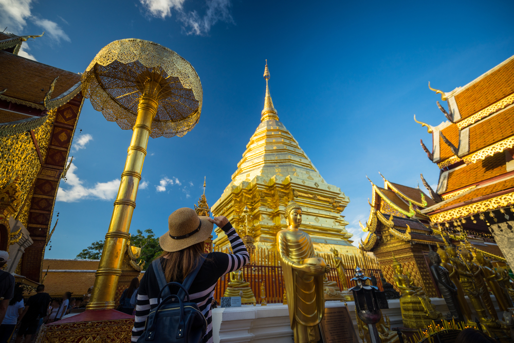 นักท่องเที่ยวสักการะวัดพระธาตุดอยสุเทพราชวรวิหาร วัดสวยเชียงใหม่บนยอดดอยที่ต้องมาให้ได้สักครั้ง