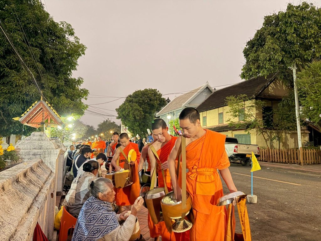 นักท่องเที่ยวร่วมประเพณีทำบุญตักบาตรข้าวเหนียว หลวงพระบาง ประเทศลาว ยามเช้า