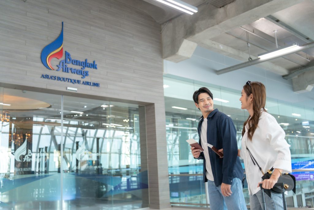 คู่รักเตรียมตัวขึ้นเครื่องเที่ยวภูเก็ต 3 วัน 2 คืน กับเที่ยวบินตรงของ Bangkok Airways