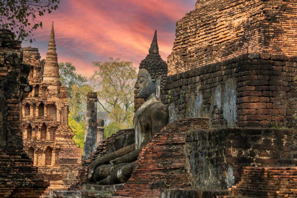 พระพุทธรูปและสถาปัตยกรรมศิลปะสุโขทัยอันงดงาม ณ วัดมหาธาตุ จังหวัดสุโขทัย