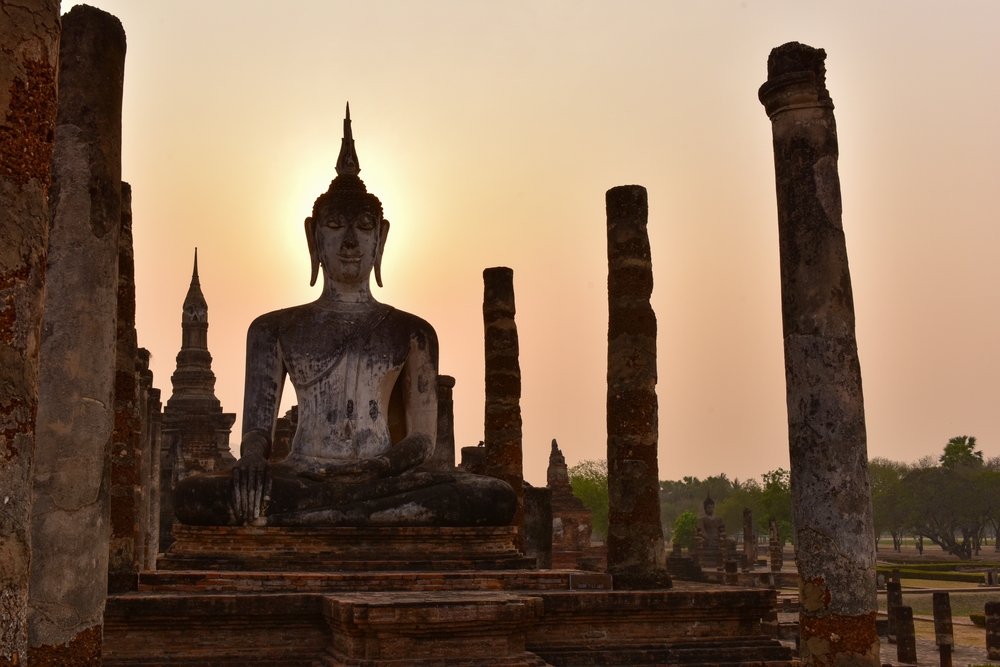 สักการะขอพรพระพุทธรูปศักดิ์สิทธิ์ เสริมความสำเร็จที่ วัดมหาธาตุ จังหวัดสุโขทัย