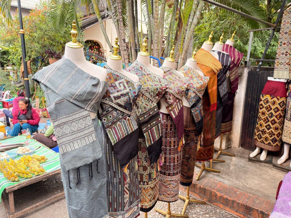 เดินชมงานฝีมือในตลาดเช้าหลวงพระบาง หลังตักบาตรข้าวเหนียว