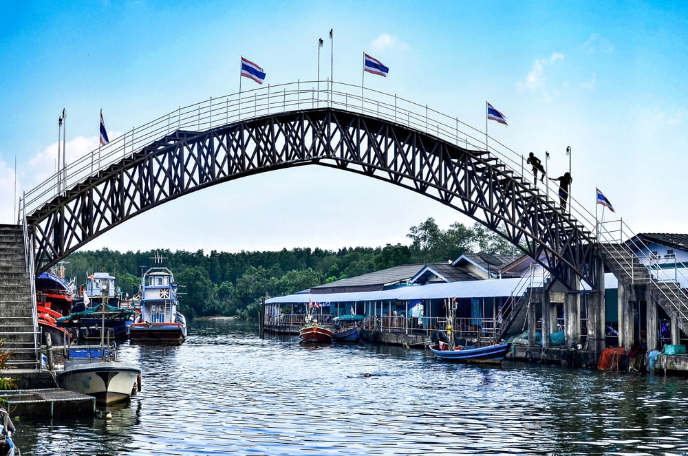 สะพานวัดใจข้ามคลอง หรือดวงตาแห่งบ้านน้ำเชี่ยว จุดเช็คอินใกล้หาดทรายดำ จังหวัดตราด