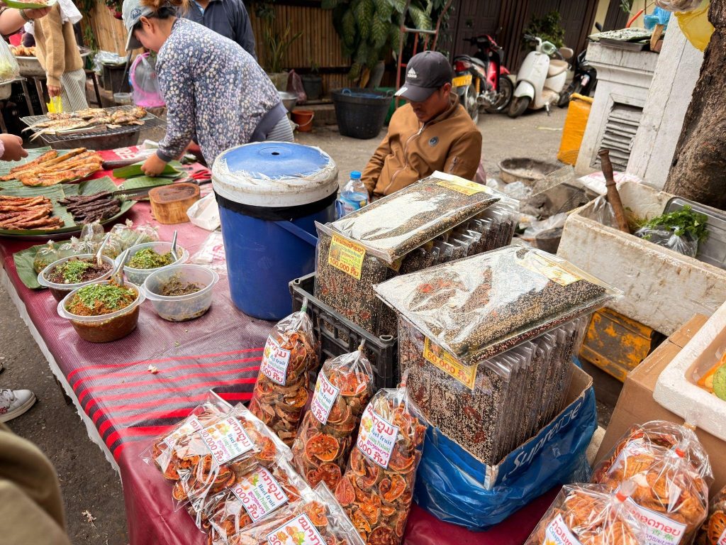 ร้านขายอาหารในตลาดเช้าหลวงพระบาง หลังตักบาตรข้าวเหนียว