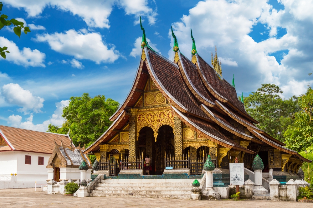 สถาปัตยกรรมล้านช้างของสิมหรือพระอุโบสถที่วัดเชียงทอง เมืองหลวงพระบาง ประเทศลาว