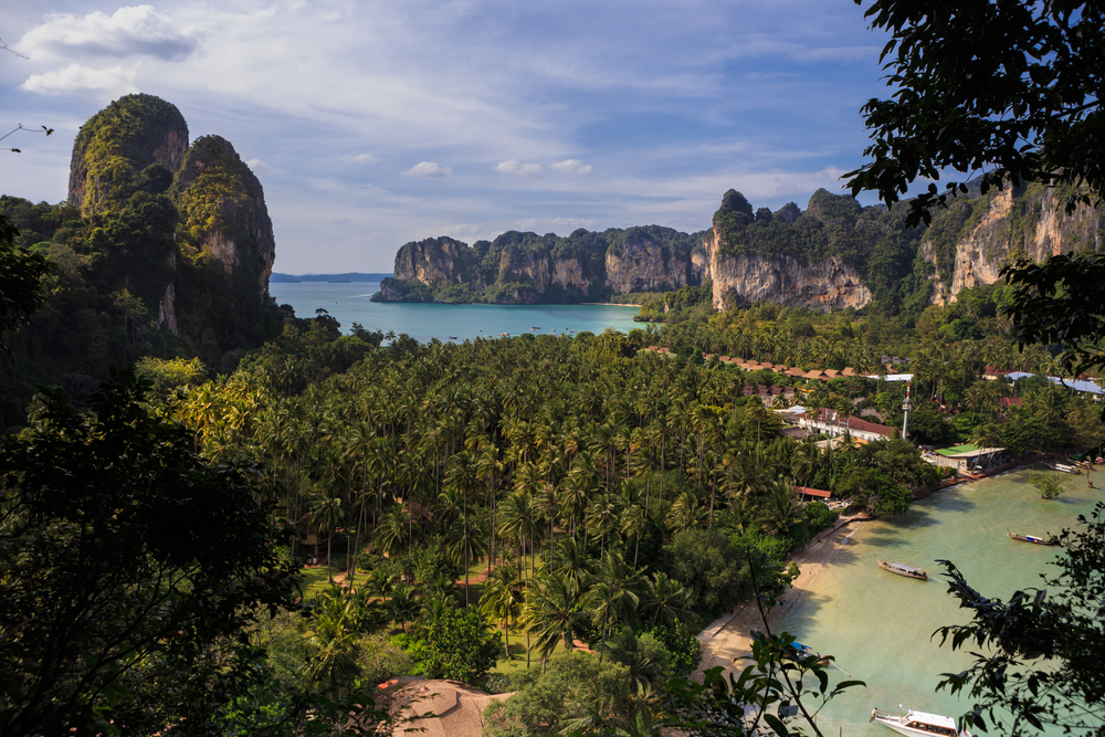วิวมุมสูงของหาดไร่เลย์ จังหวัดกระบี่ ชายหาดสวยระดับโลกใกล้ทะเลแหวก ที่โอบล้อมด้วยหน้าผาหินปูนสูง