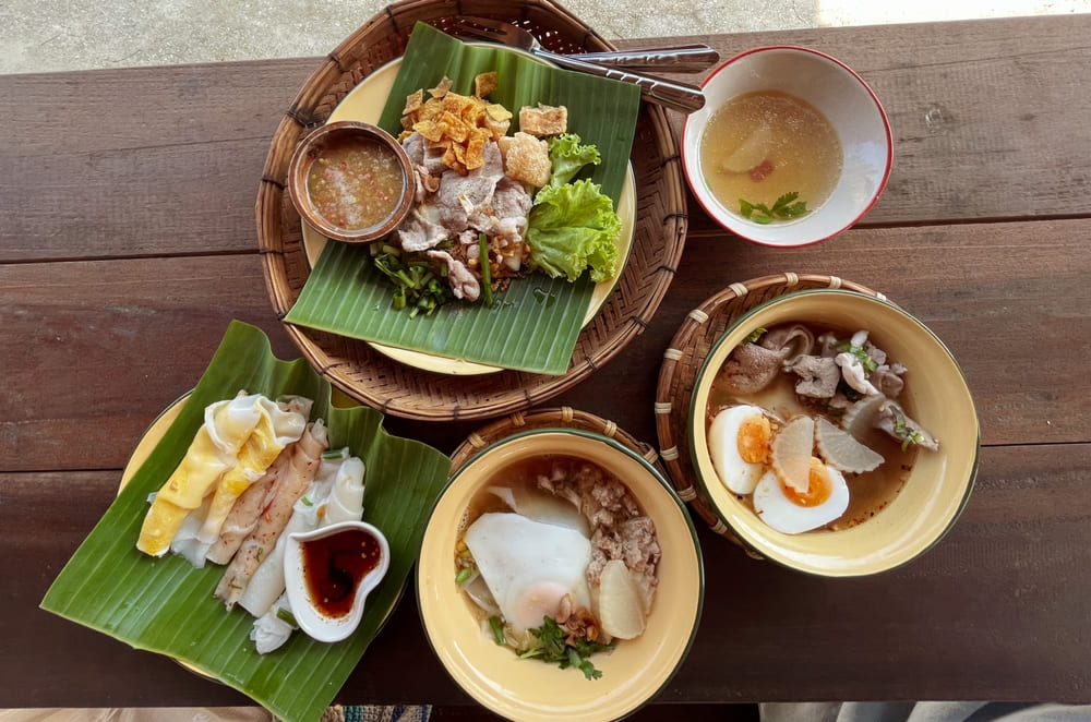ข้าวเปิ๊บยายเครื่อง อาหารพื้นบ้านและเมนูต้นตำรับที่ต้องลองเมื่อมาเที่ยวชุมชนบ้านนาต้นจั่น สุโขทัย