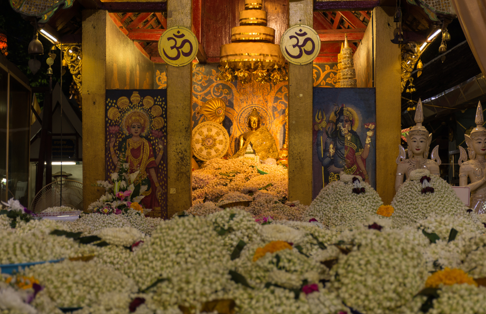 พวงมาลัยดอกมะลิแก้บนจำนวนมหาศาลหน้าองค์หลวงพ่อทันใจ วัดพระธาตุดอยคำ วัดเชียงใหม่สายมูที่ให้พรสำเร็จรวดเร็วดั่งใจ