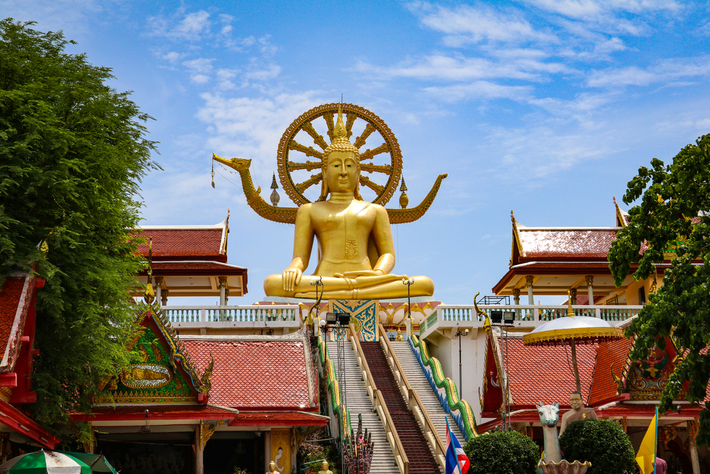 พระพุทธโคดมสีทององค์ใหญ่ปางมารวิชัย ณ วัดพระใหญ่ แลนด์มาร์กสำคัญบนเกาะฟาน ใกล้กับหาดเชิงมน สมุย