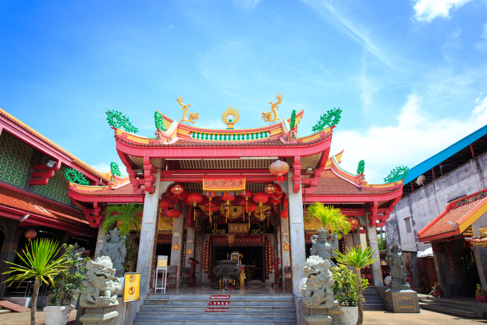 สถาปัตยกรรมที่งดงามของศาลเจ้าจุ้ยตุ่ย ศูนย์กลางพิธีกรรมและจุดไหว้พระขอพรในเมืองภูเก็ต หนึ่งในจุดเที่ยวภูเก็ต 3 วัน 2 คืน