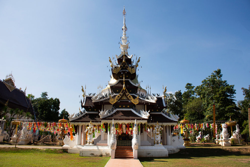 วิหารหอคำหลวงศิลปะล้านนาประยุกต์ที่วิจิตรตระการตาที่วัดป่าดาราภิรมย์ วัดสวยเชียงใหม่ในอำเภอแม่ริม