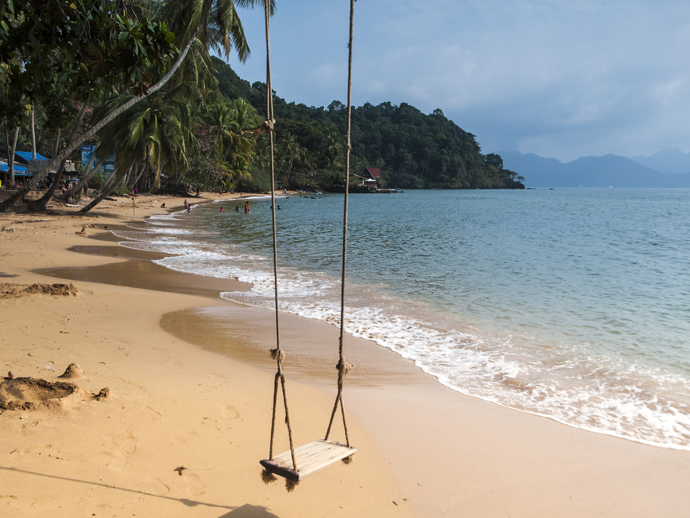 ชิงช้าริมชายหาดอ่าวตาลคู่ ทะเลสวยน้ำใส อีกหนึ่งที่เที่ยวแนะนำใกล้หาดทรายดำ จังหวัดตราด