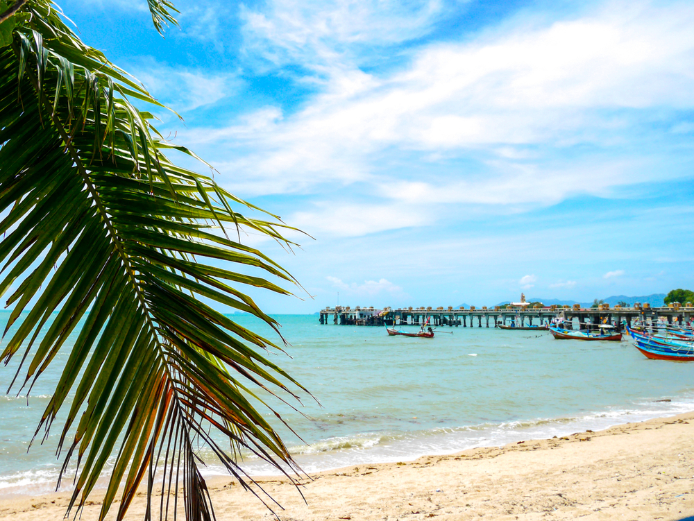 บรรยากาศหาดบางรักษ์และท่าเรือเฟอร์รี่ จุดแวะพักผ่อนรับลมทะเลที่อยู่ไม่ไกลจากหาดเชิงมน