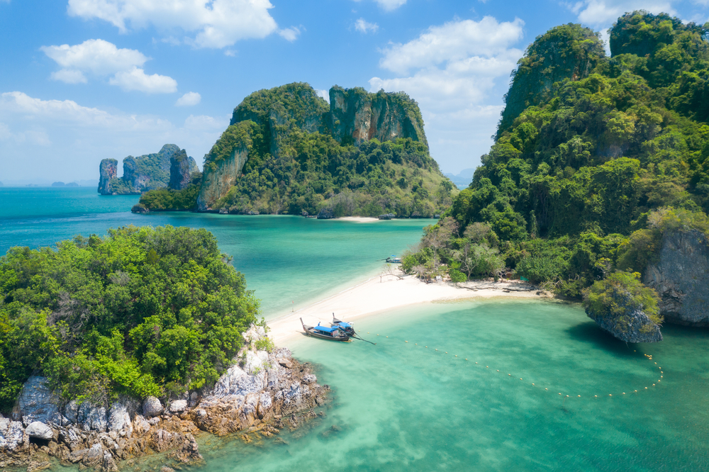 ภาพมุมสูงสันทรายและน้ำทะเลใสที่เกาะผักเบี้ย สถานที่ท่องเที่ยวทางทะเลเงียบสงบที่สามารถแวะเที่ยวได้ใกล้เกาะปอดะ กระบี่