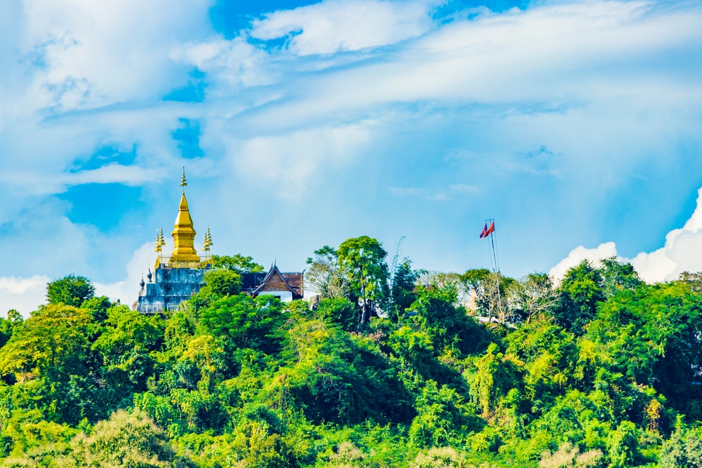 พระธาตุพูสีสีทองอร่าม ตั้งโดดเด่นบนยอดเขาใจกลางเมืองหลวงพระบาง ประเทศลาว