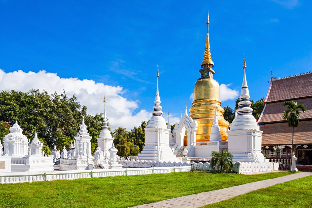 องค์พระเจดีย์ใหญ่ทรงลังกาสีทองและกลุ่มกู่เจ้านายฝ่ายเหนือสีขาวที่วัดสวนดอก วัดเชียงใหม่สายมูที่โด่งดังเรื่องการขอพรความรัก