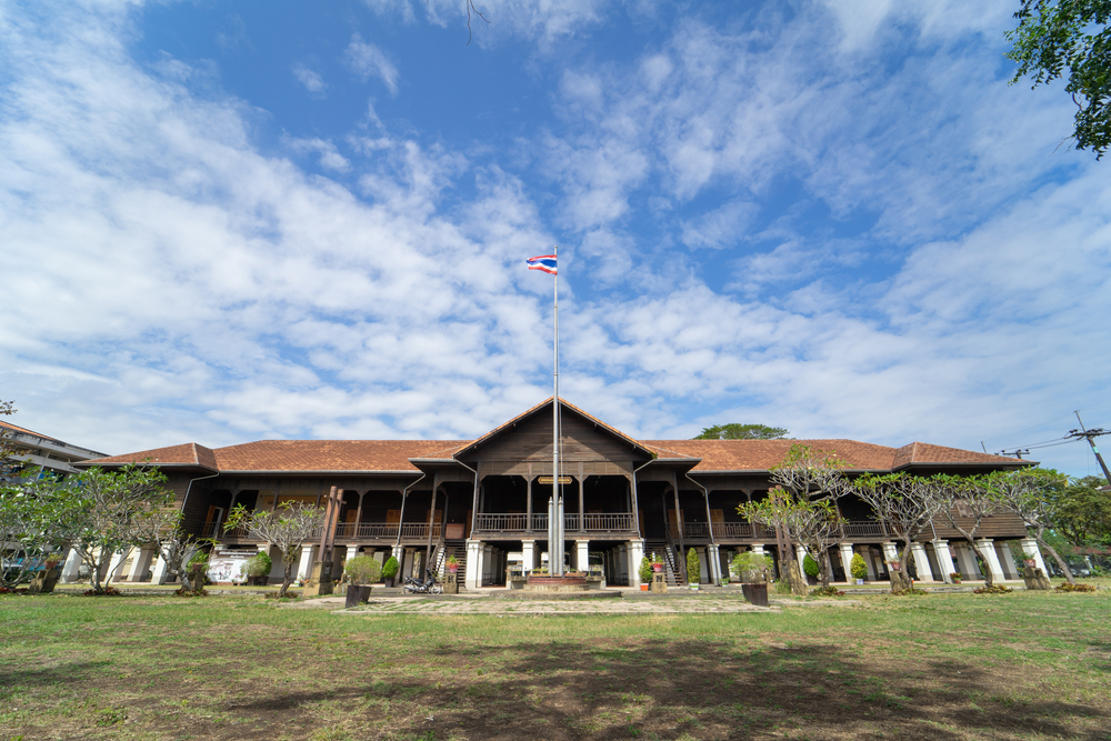 อาคารไม้สไตล์ไทย-โคโลเนียลของพิพิธภัณฑสถานเมืองตราด แหล่งเรียนรู้ประวัติศาสตร์ใกล้หาดทรายดำ จังหวัดตราด