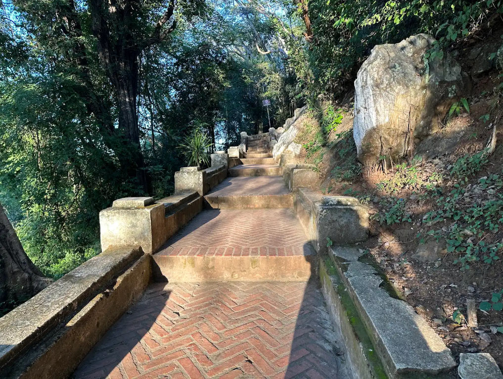 พระธาตุพูสีสีทองอร่าม เดินผ่านบันไดประมาณ 328 ขั้น