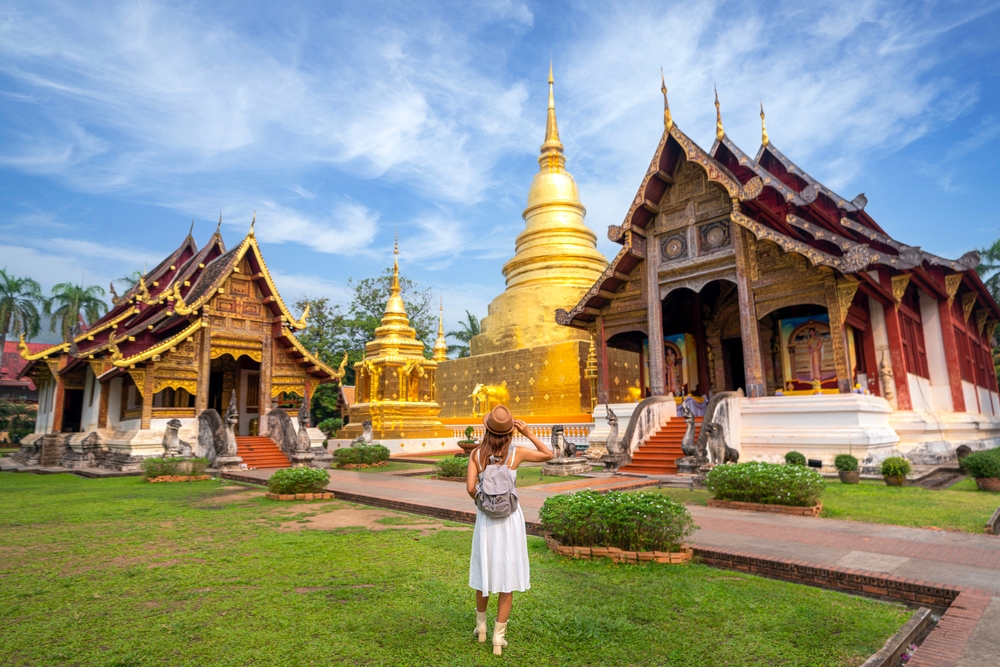 นักท่องเที่ยวชมความงามของวิหารลายคำและพระมหาเจดีย์ธาตุสีทองที่วัดพระสิงห์วรมหาวิหาร วัดเชียงใหม่ที่สำคัญและเก่าแก่คู่บ้านคู่เมือง