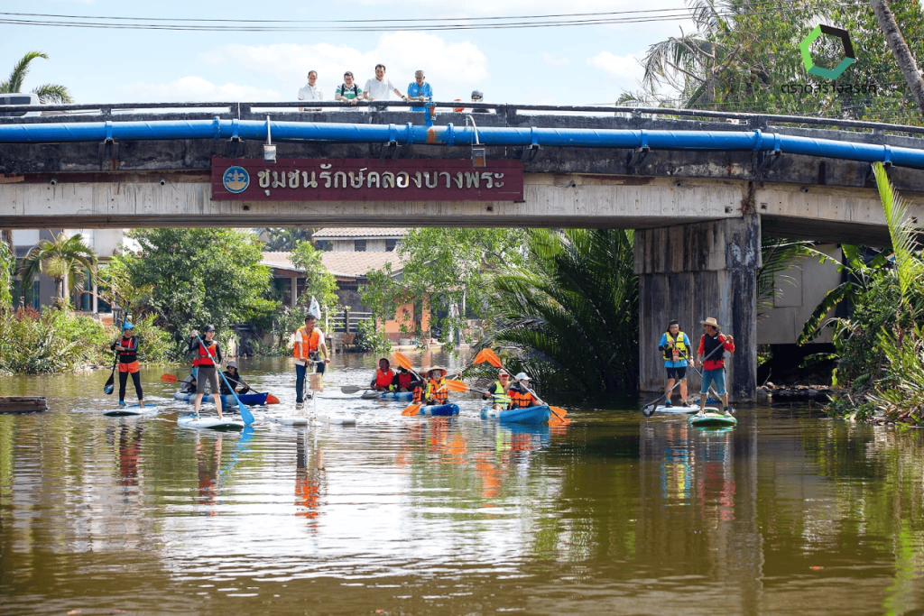 นักท่องเที่ยวพายซับบอร์ดและเรือคายัคในชุมชนรักษ์คลองบางพระ เส้นทางสโลว์ไลฟ์ใกล้หาดทรายดำ จังหวัดตราด