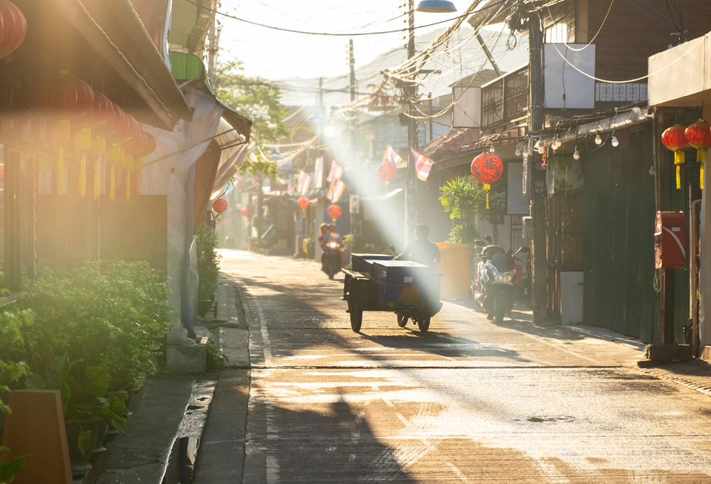 บรรยากาศชุมชนเก่าแก่และถนนคนเดินยามเย็นที่หมู่บ้านชาวประมง (Fisherman’s Village) อีกหนึ่งจุดเช็คอินใกล้หาดเชิงมน สมุย