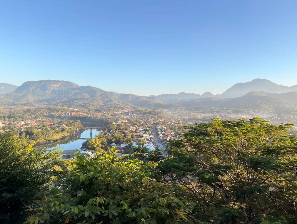 จุดชมวิวเมืองหลวงพระบางและแม่น้ำโขงแบบ 360 องศา จากด้านบนพระธาตุพูสี เมืองหลวงพระบาง ประเทศลาว