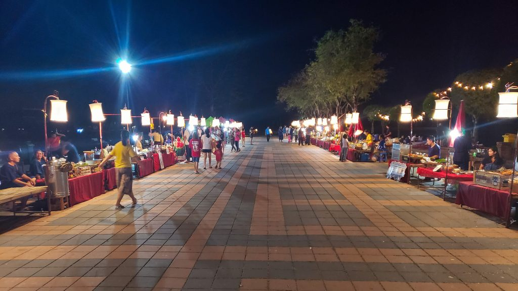 เดินเล่นหาของอร่อยที่ตลาดท่าน้ำรับเสด็จฯ อุทยานประวัติศาสตร์ ใกล้วัดมหาธาตุ จังหวัดสุโขทัย