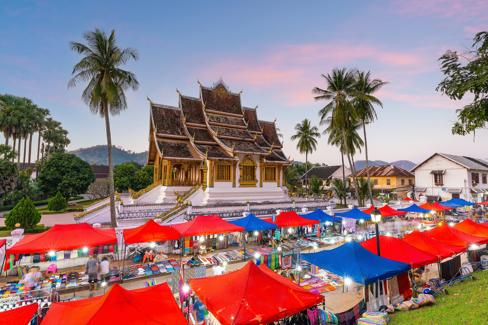 บรรยากาศการเลือกซื้อของที่ระลึกบริเวณตลาดมืดหลวงพระบางยามค่ำคืน ประเทศลาว