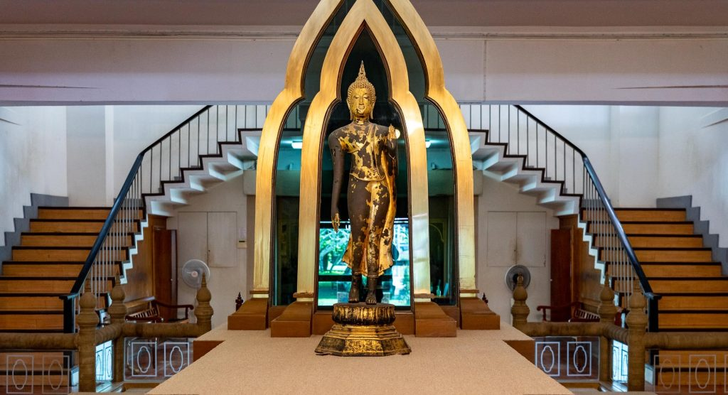 ชมโบราณวัตถุและพระพุทธรูปศิลปะสุโขทัยที่พิพิธภัณฑ์ ใกล้ วัดมหาธาตุ จังหวัดสุโขทัย