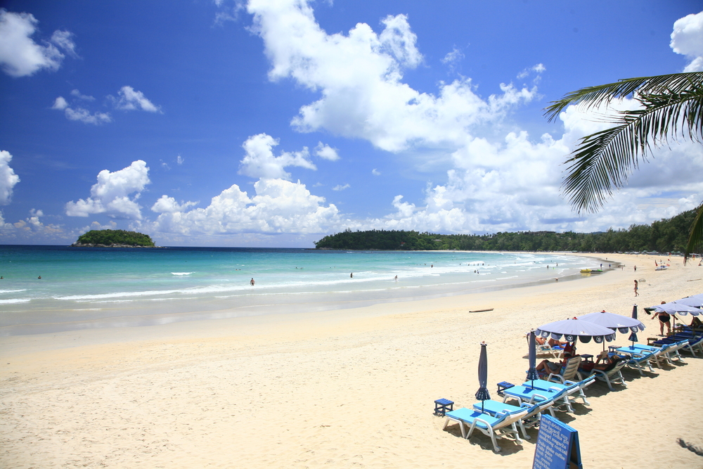 หาดทรายขาวที่หาดกะตะ หนึ่งในชายหาดยอดนิยมของทริปภูเก็ต 3 วัน 2 คืน