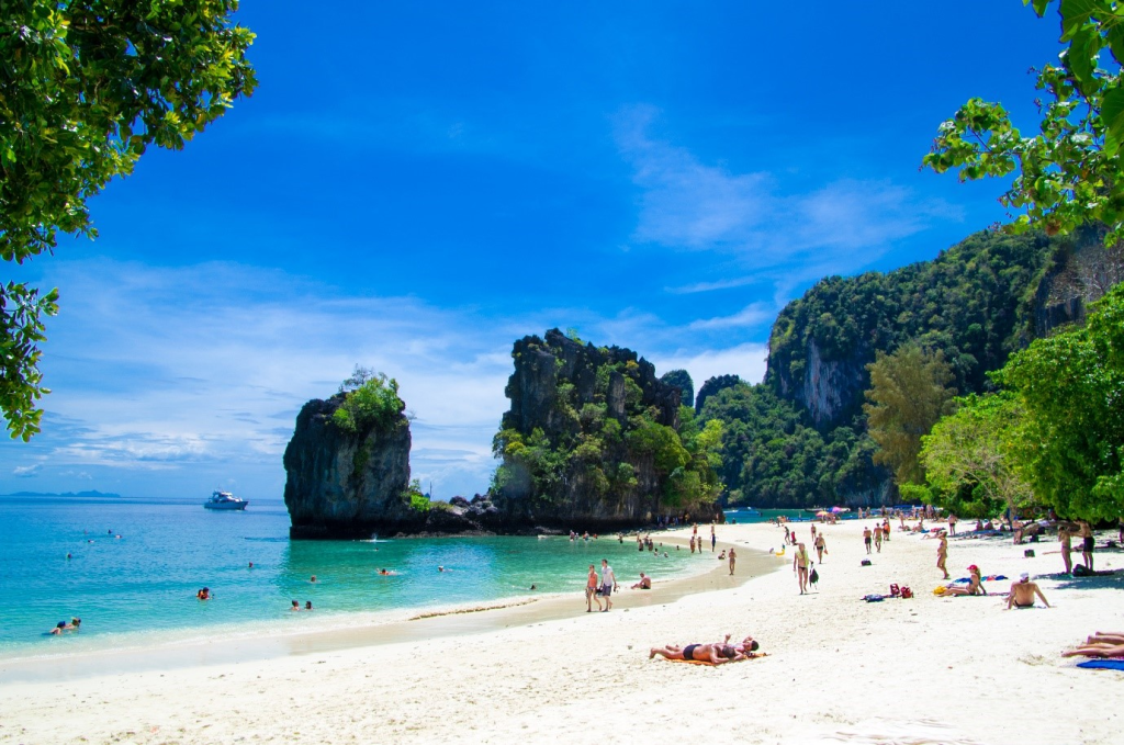 White sand and emerald waters at Hong Island, a highly recommended day-trip destination from Ao Nang Beach.