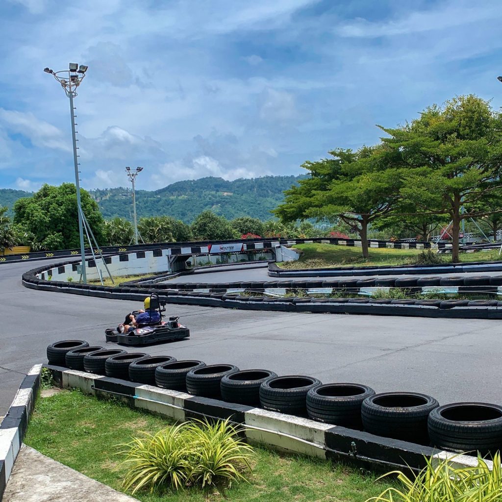 นักท่องเที่ยวกำลังขับโกคาร์ทประลองความเร็วที่สนามสมุย อีซี่คาร์ท (KOH SAMUI EasyKart) ใกล้ทะเลสาบเฉวง