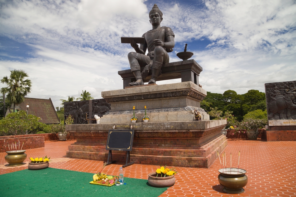 สักการะพ่อขุนรามคำแหงมหาราช ขอพรสติปัญญาและความสำเร็จใกล้วัดมหาธาตุ จังหวัดสุโขทัย