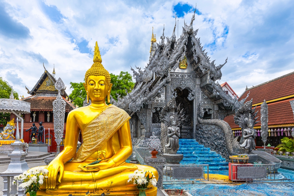 พระอุโบสถเงินและพระประธานสีทองที่วัดศรีสุพรรณ วัดสวยเชียงใหม่ย่านชุมชนเครื่องเงินวัวลาย