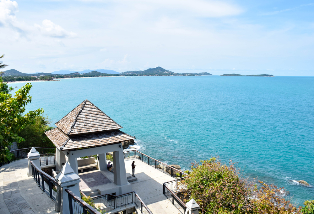 ศาลาที่พักริมหน้าผา ณ จุดชมวิวลาดเกาะ พร้อมวิวทะเลสมุยแบบพาโนรามาที่สวยงาม