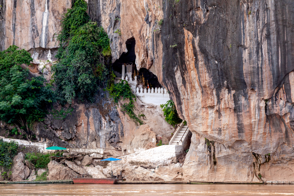 ถ้ำติ่งหรือถ้ำปากอู ริมหน้าผาแม่น้ำโขง แหล่งประดิษฐานพระพุทธรูปเก่าแก่ ประเทศลาว