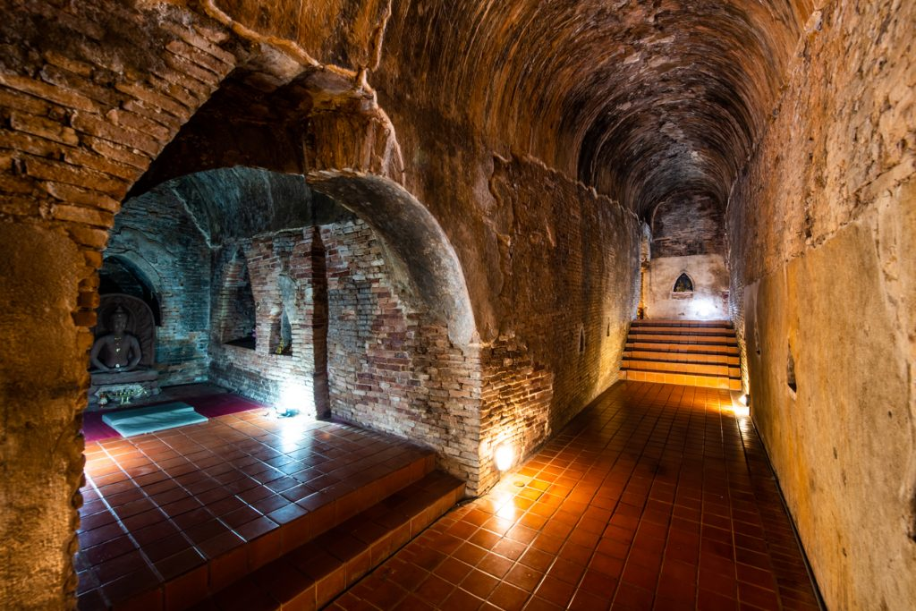 ทางเดินกำแพงอิฐโบราณภายในวัดอุโมงค์ สวนพุทธธรรม วัดดังเชียงใหม่