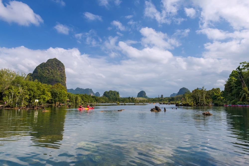 กิจกรรมพายเรือคายัคชมธรรมชาติและฝูงปลาในน้ำใสที่คลองหรูด คลองน้ำใส ใกล้ทะเลแหวก กระบี่