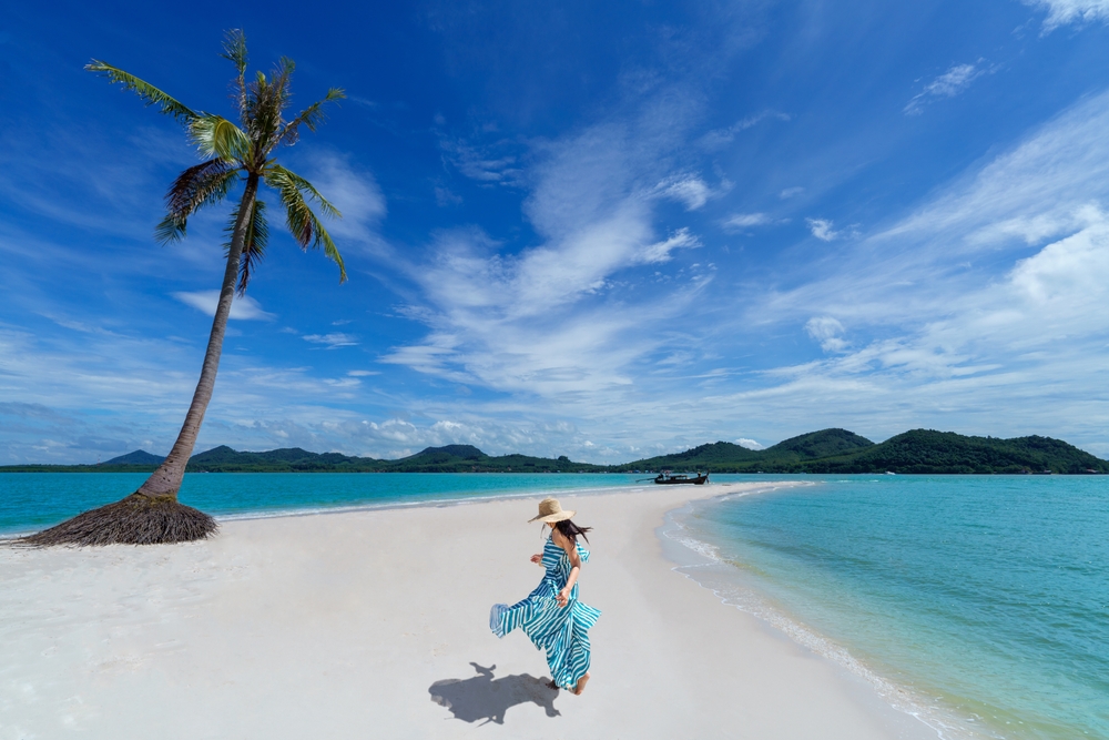 นักท่องเที่ยวเดินเล่นที่แหลมหาด เกาะยาวใหญ่ ชายหาดทรายขาวยาวลงสู่ทะเล อีกหนึ่งพิกัดน่าสนใจใกล้เกาะปอดะ กระบี่