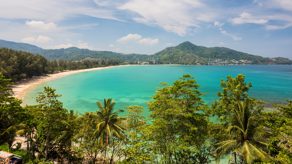  วิวมุมกว้างของหาดกมลา ชายหาดบรรยากาศสงบและเป็นส่วนตัวทางฝั่งตะวันตกของภูเก็ต