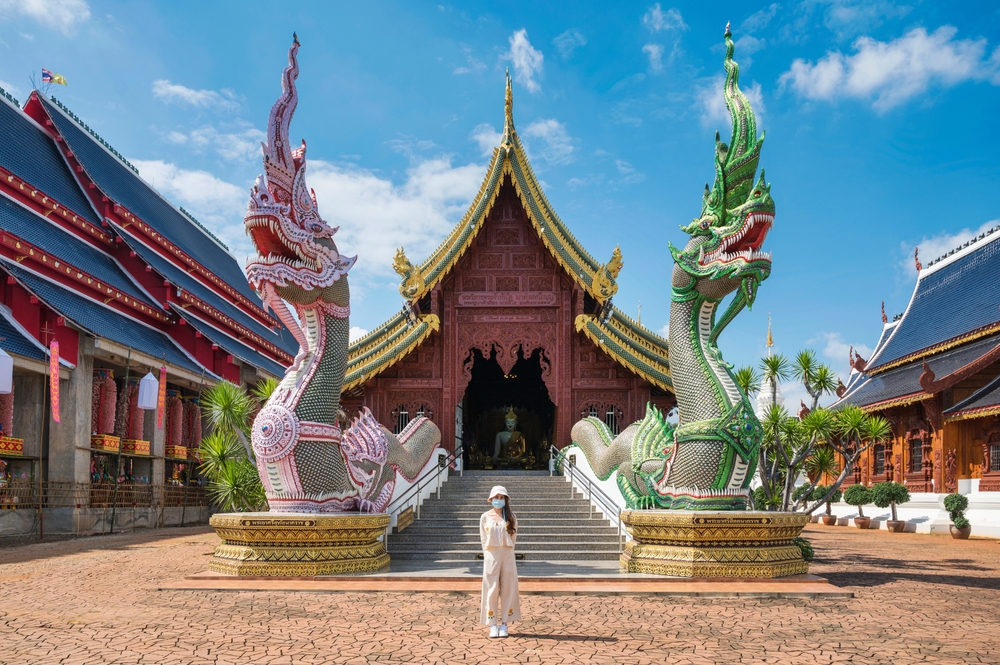 ประติมากรรมพญานาคคู่สีสันงดงามอลังการหน้าวิหารที่วัดเด่นสะหลีศรีเมืองแกน (วัดบ้านเด่น) วัดสวยเชียงใหม่