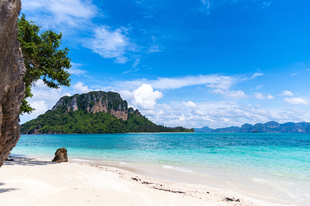 หาดทรายขาวและน้ำทะเลใสในวันฟ้าเปิด สำหรับการพักผ่อนช่วงไฮซีซั่น ในช่วงเวลาน่าเที่ยวที่สุดของเกาะปอดะ กระบี่