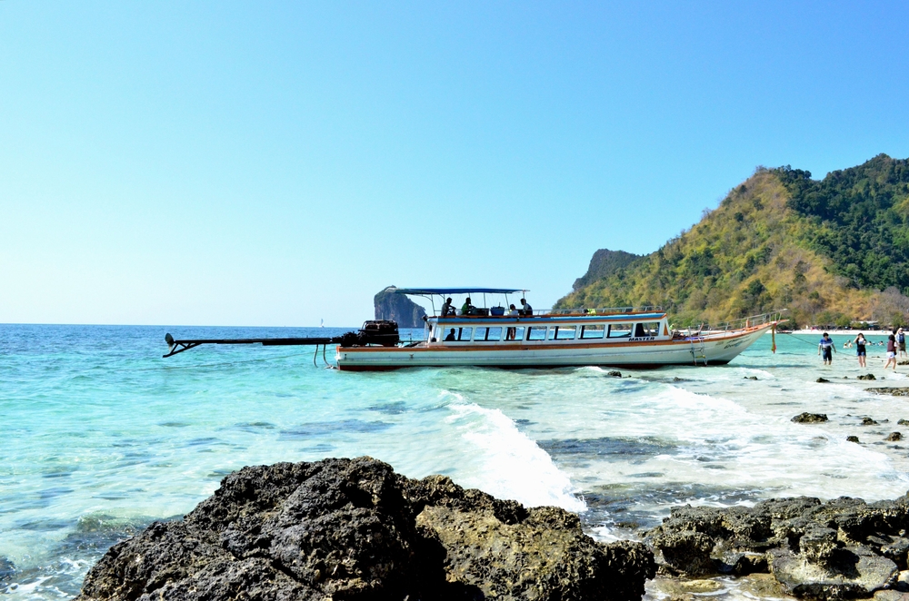เรือนำเที่ยวจอดเทียบท่าริมชายหาดอ่าวนาง เตรียมให้บริการนักท่องเที่ยวเดินทางสู่ทะเลแหวก กระบี่