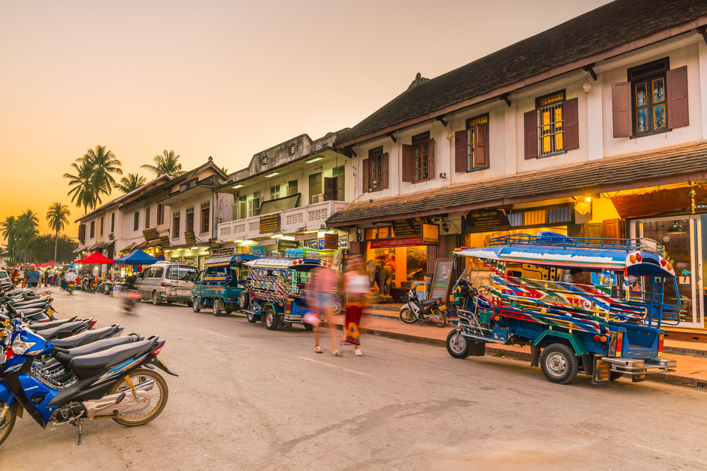 บรรยากาศถนนเมืองเก่าหลวงพระบางยามเย็นและวิถีชีวิตคนท้องถิ่น ประเทศลาว