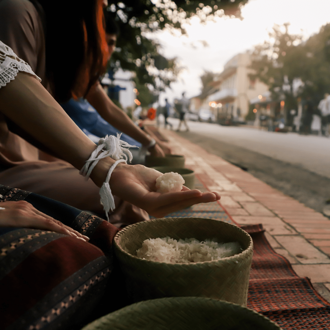เปิดประสบการณ์ตักบาตรข้าวเหนียว วิถีศรัทธาแห่งหลวงพระบาง พร้อมข้อควรรู้