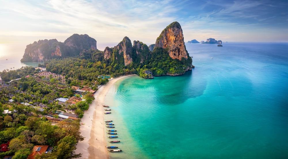 วิวมุมสูงหาดไร่เลย์ น้ำทะเลสีมรกตและหน้าผาหินปูน ที่เที่ยวกระบี่ยอดฮิตระดับโลก