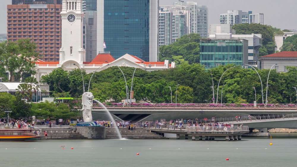 รูปปั้นเมอร์ไลออนพ่นน้ำ (Merlion) ในเมอร์ไลออนพาร์ค (Merlion Park) แลนด์มาร์กสำคัญและที่เที่ยวสิงคโปร์ยอดฮิตบริเวณอ่าวมารีน่าเบย์