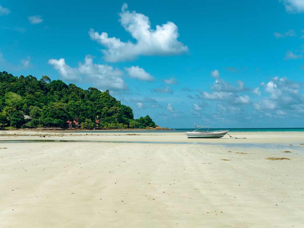 แนวสันทรายและทะเลแหวกในช่วงน้ำลง ณ หาดไก่แบ้ เกาะช้าง ไปยังเกาะมันใน